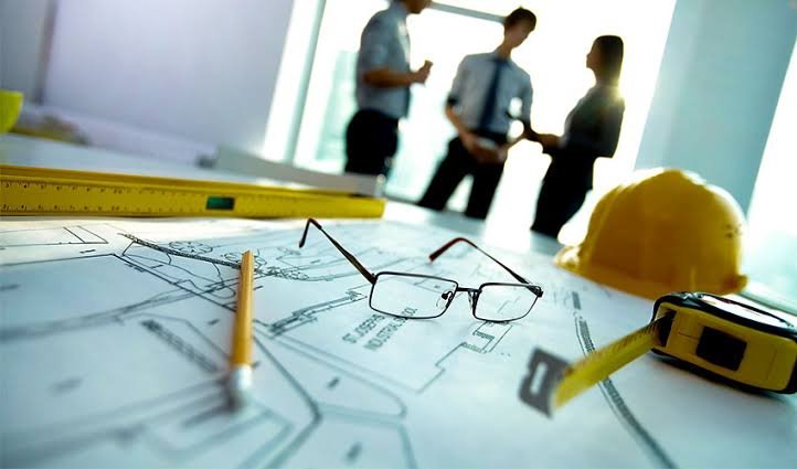 Construction Estimating vs In-House Estimators: Pros, Cons, and Cost